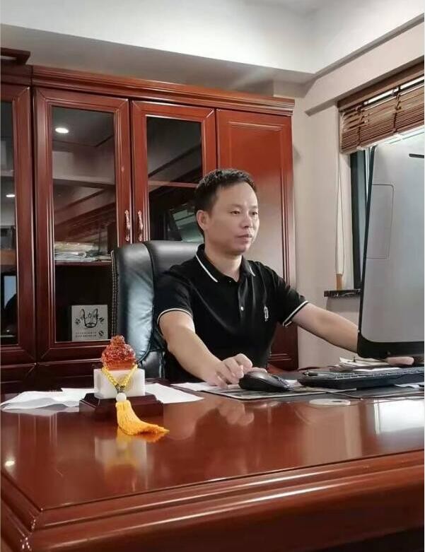 副會(huì)長(zhǎng)      卓喜     十堰卓建貿(mào)易有限公司總經(jīng)理